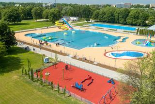 Odkryte baseny w Warszawie - gdzie można popływać w upalne dni?