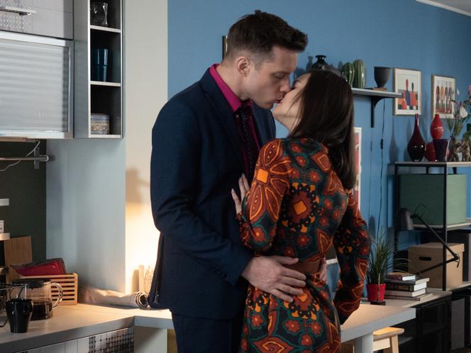 Na Wspólnej odc. 3422. Darek Żbik (Michał Mikołajczak), Kasia (Julia Chatys)