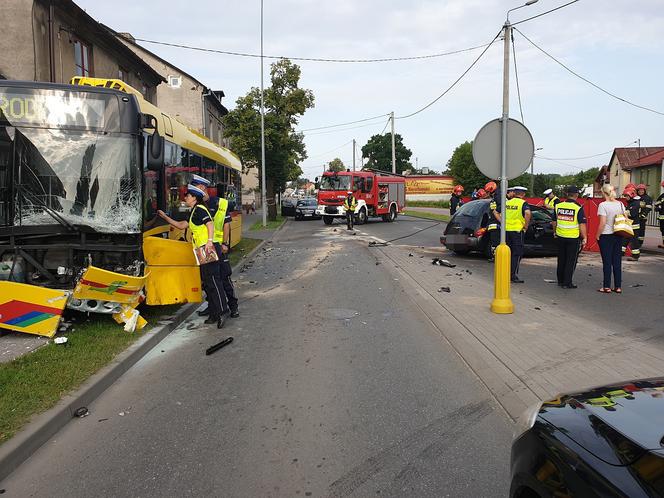 Włocławek: Zderzenie samochodu osobowego z autobusem miejskim! Jedna osoba nie żyje! 