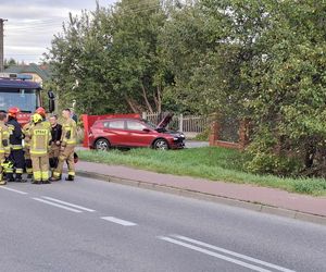 Tragiczny wypadek w Brodach. Auto uderzyło w ogrodzenie, nie żyje 66-latek