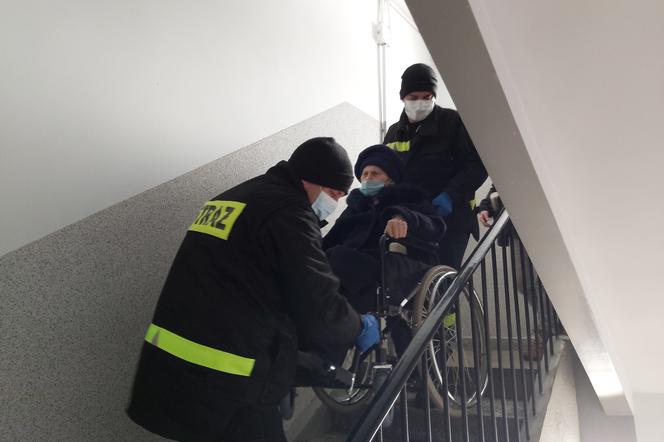 Strażacy wspierają transport do punktów szczepień
