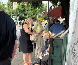 Europosłanka Wcisło buszuje na bazarku.