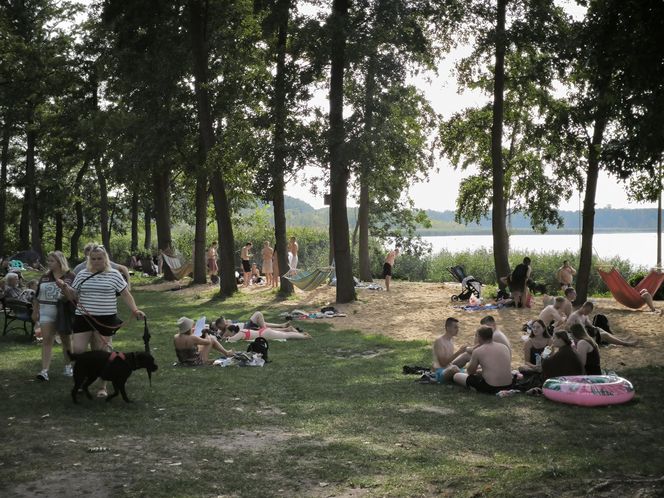 Długi sierpniowy weekend na plaży w Osiecznej