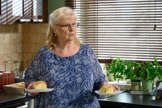 Barwy szczęścia odc. 2145 - opis, streszczenie: Amelia poznaje Tereskę. Dziewczyna jest w zaawansowanej ciąży