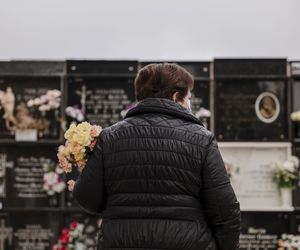 5 etapów żałoby. Ekspertka wyjaśnia, jak radzić sobie ze stratą
