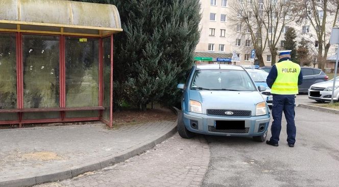 „Mistrzowie” parkowania pod lupą. Komenda Powiatowa Policji w Łęcznej prowadzi działania pod nazwą „Zakaz”