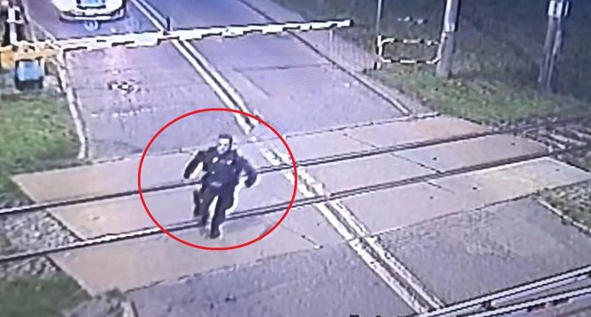 Mikołów: Policjanci w ostatniej chwili uratowali 6-latka. Chłopiec bawił się na torach 