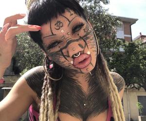  Ta dziewczyna myśli, że jest kotem. Ma 72 kolczyki, zmodyfikowaną twarz i rozszczepiony język. Szokujące zdjęcia! 