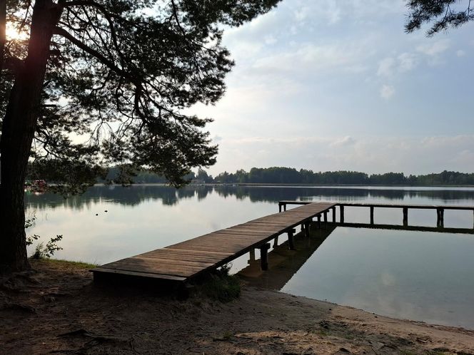 Spokojne wrześniowe popołudnie nad Jeziorem Bialskim w Białce