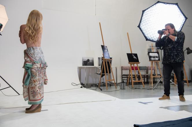Na Wspólnej odc. 3120. Renata (Marta Jankowska), fotograf Roch (Piotr Łukawski)