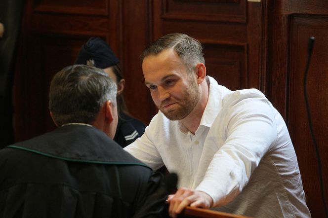 „Byłam obok, gdy tłukli Maćka”. Oskarżony o śmiertelne pobicie Maćka na Nowym Świecie z uśmiechem na twarzy słuchał zeznań świadków