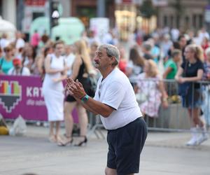 Potańcówki przed Teatrem Śląskim w Katowicach. Roztańczony Wyspiański porwał tłumy