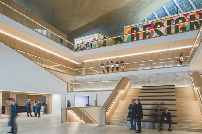 Centralne schody w atrium wyłożono panelami dębowymi