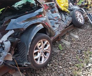 Osobówka wjechała pod pociąg w Wielkopolsce. Cztery osoby nie żyją!