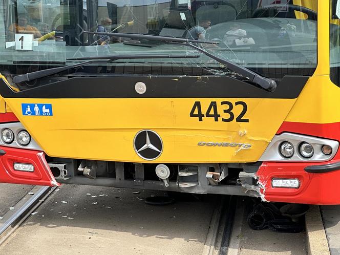 Czołowe zderzenie autobusu miejskiego z tramwajem. Kierowca zasłabł za kierownicą