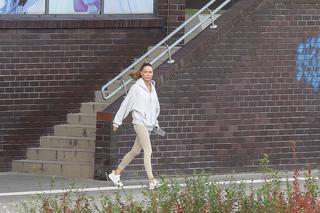 Małgorzata Rozenek-Majdan blokuje ruch, żeby wejść do sklepu