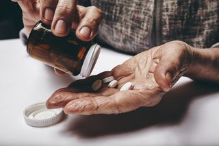 Przyjmował 70-krotnie wyższą dawkę witaminy B6. 86-latek utracił zdolność chodzenia