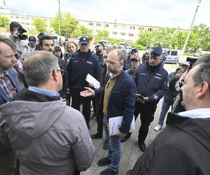 Komornicy na Modlińskiej. Nerwowe starcie przy hali na Białołęce. Ostry konflikt kupców z zarządcą hali