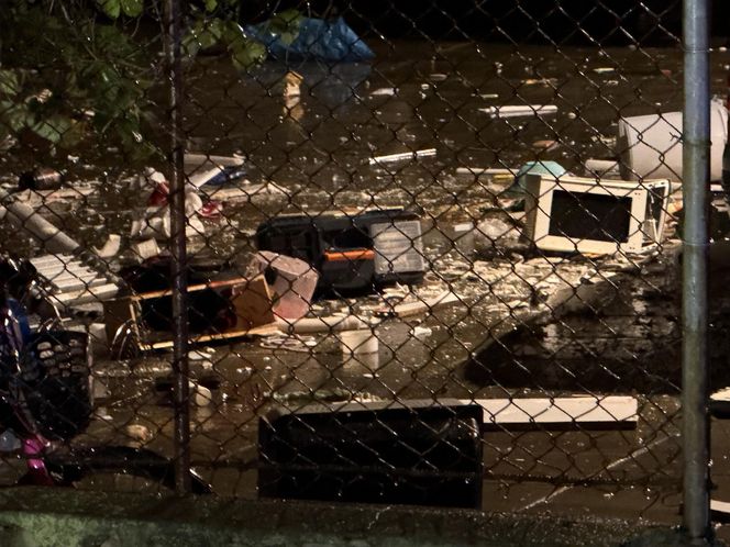 Furiat szalał na Mokotowie. Zrzucał meble na samochody