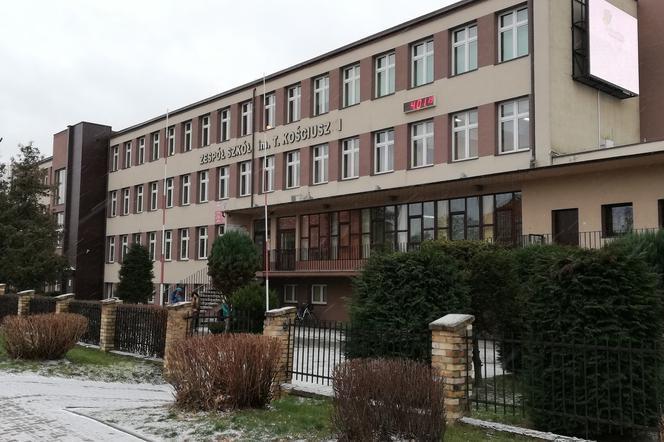 Dyrektor szkoły w Miliczu oskarżony o fałszowanie dzienników lekcyjnych! Brał pieniądze za lekcje, których nie było?