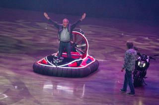 Jeremy Clarkson wjechał na arenę w Belfaście na poduszkowcu