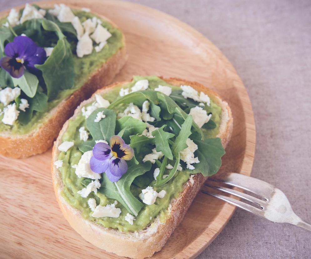 Jadalne kwiaty to hit tego lata. Świetnie smakują i są bardzo zdrowe