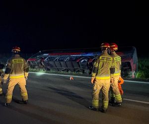 Format: Wypadek autokaru z amerykańskim żołnierzami na A4 pod Jaworem. Jest wielu rannych. Żołnierkę zabrał śmigłowiec [ZDJĘCIA].