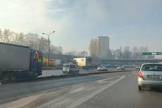 Ciężarówka wjechała w bariery energochłonne na DK86 w Sosnowu