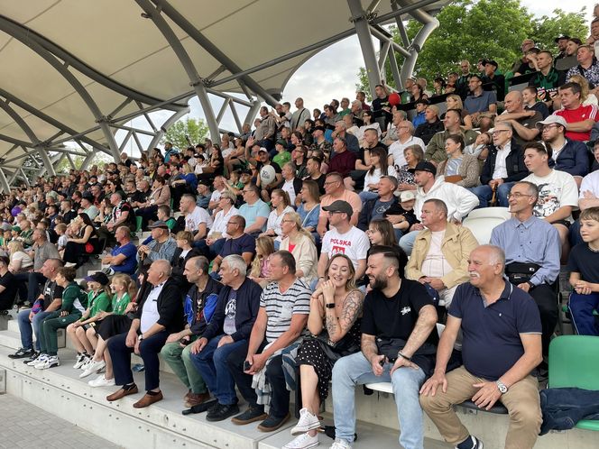 Kibice na otwarciu stadionu w Starachowicach
