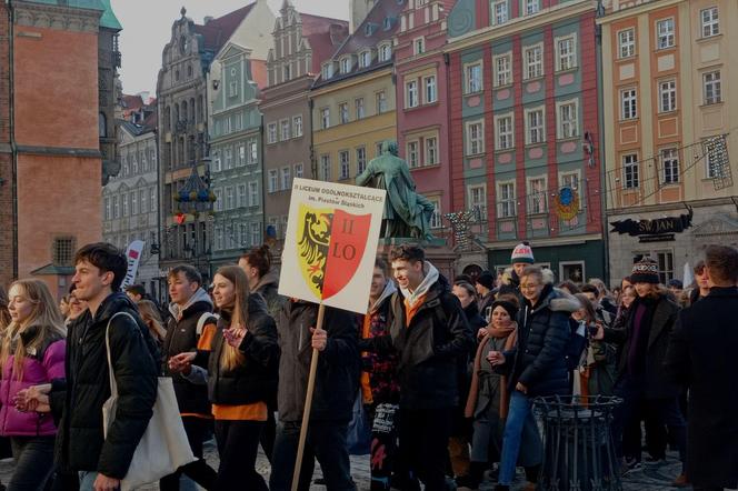 Maturzyści zawładnęli rynkiem we Wrocławiu. Po raz 23. zatańczyli Poloneza dla Fredry