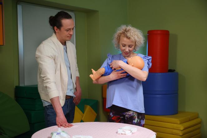 Na Wspólnej odc. 3474. Beata (Katarzyna Ptasińska), Emil (Piotr Ligienza)