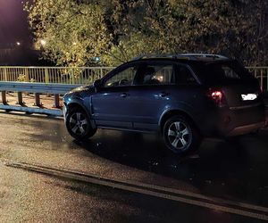 Szalony rajd pijanego kierowcy w Brodach. Uszkodził trzy auta, skończył na drzewie