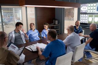 Lekarze 4 sezon odcinek 3 (odc. 42). Michał Karkoszka (Wojciech Mecwaldowski), Basia (Aleksandra Hamakło), Leon (Jacek Koman), Nowak (Modest Ruciński)