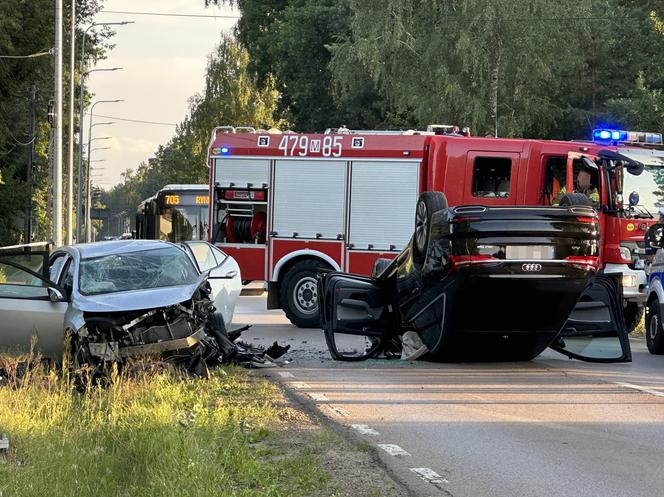 Potworna czołówka pod Legionowem. Roztrzaskane auto dachowało, są ranni