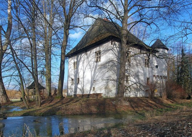 To jeden z najstarszych dworów obronnych w Małopolsce. Wzniesiono go w sławnej wsi