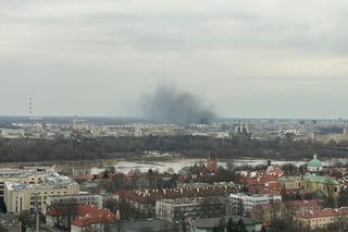 Kłęby dymu nad Pragą-Południe. Pożar na budowie
