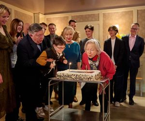 Na Wspólnej, odc. 4000. Maria (Bożena Dykiel), Włodek (Mieczysław Hryniewicz), Roża (Halina Rasiakówna), Franek (Nathan Czyżewski), Damian (Waldemar Błaszczyk), Kajtek (Mikołaj Szostek), Mania (Zuzanna Kaszuba), Żaneta (Anna Guzik)