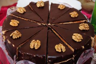 Tort orzechowo-czekoladowy. Wyśmienite połączenie orzechów włoskich i czekolady 