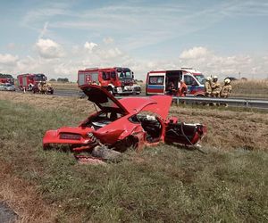 Porsche dachowało przy S19. Dwie osoby ranne