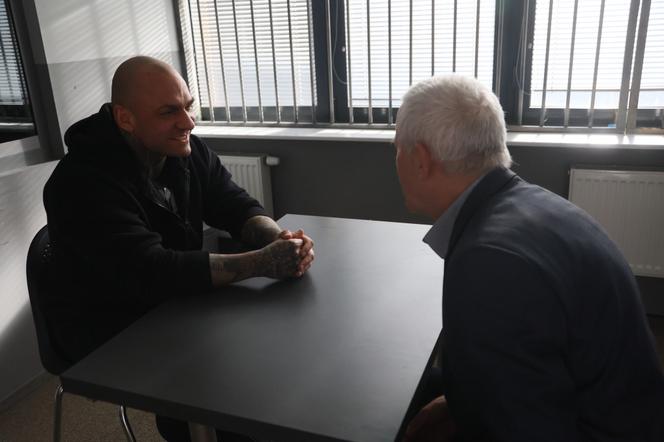 Na Wspólnej, odc. 3469: śledczy Konopka (Andrzej Franczyk), współwięzień Pawła (Paweł Bodych)