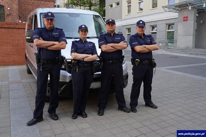 Policjanci uratowali kierowcę, którego użądliła pszczoła.