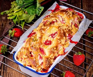 Puszyste ciasto z truskawkami i rabarbarem – łatwe, szybkie i zawsze się udaje!