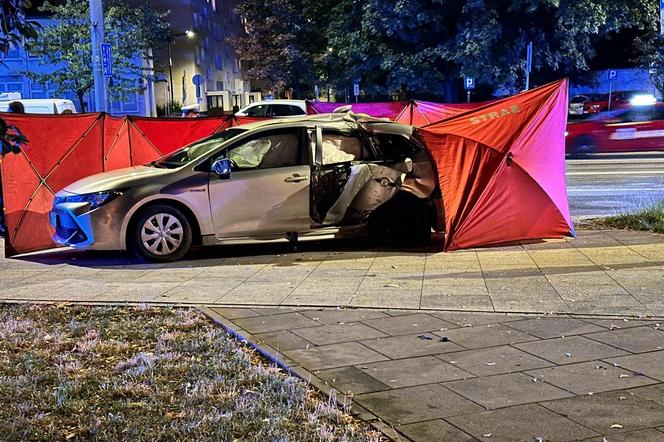 Osobowa toyota wjechała w słup, jedna osoba zginęła. Autem podróżowały dzieci