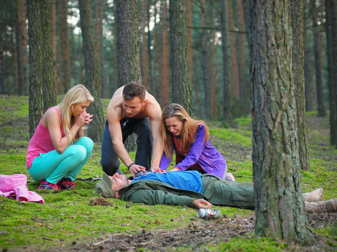 Pierwsza miłość. Asia (Paulina Gałązka), Jowita (Joanna Opozda), Radek (Mateusz Banasiuk), Zygmunt