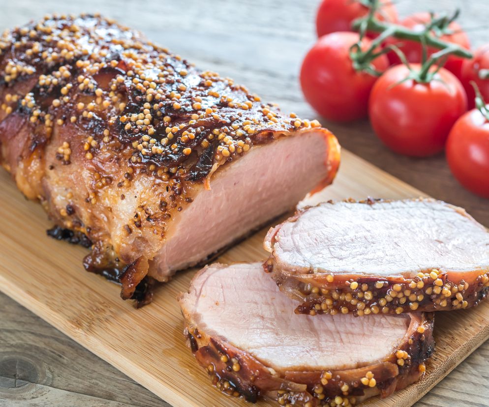 Pieczony schab zawinięty w boczek z musztardą