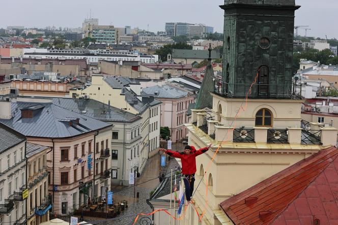   Urban Highline Festival 2023 w Lublinie. Slacklinerzy robią cuda na linach!