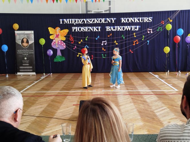Uczniowie z klas I-III zaprezentowali w SP nr 10 w Siedlcach piosenki z różnych bajek