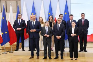 Zapytaliśmy AI jak ocenia rekonstrukcję. Nie zostawiła na Tusku suchej nitki
