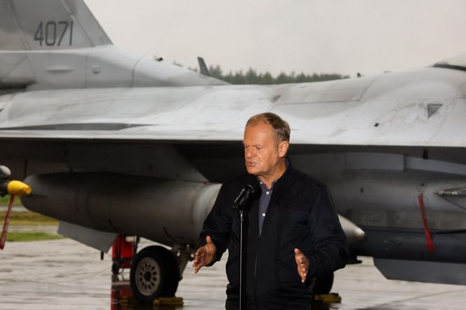 Donald Tusk w bazie lotnictwa w Łasku