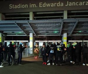 Pojechali pod stadion Stali Gorzów z pogrzebowym wieńcem. Kontrowersyjna akcja kibiców Falubazu